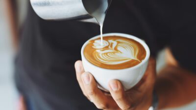 Kawa bezkofeinowa: bezpieczny napój czy ukryte zagrożenie?