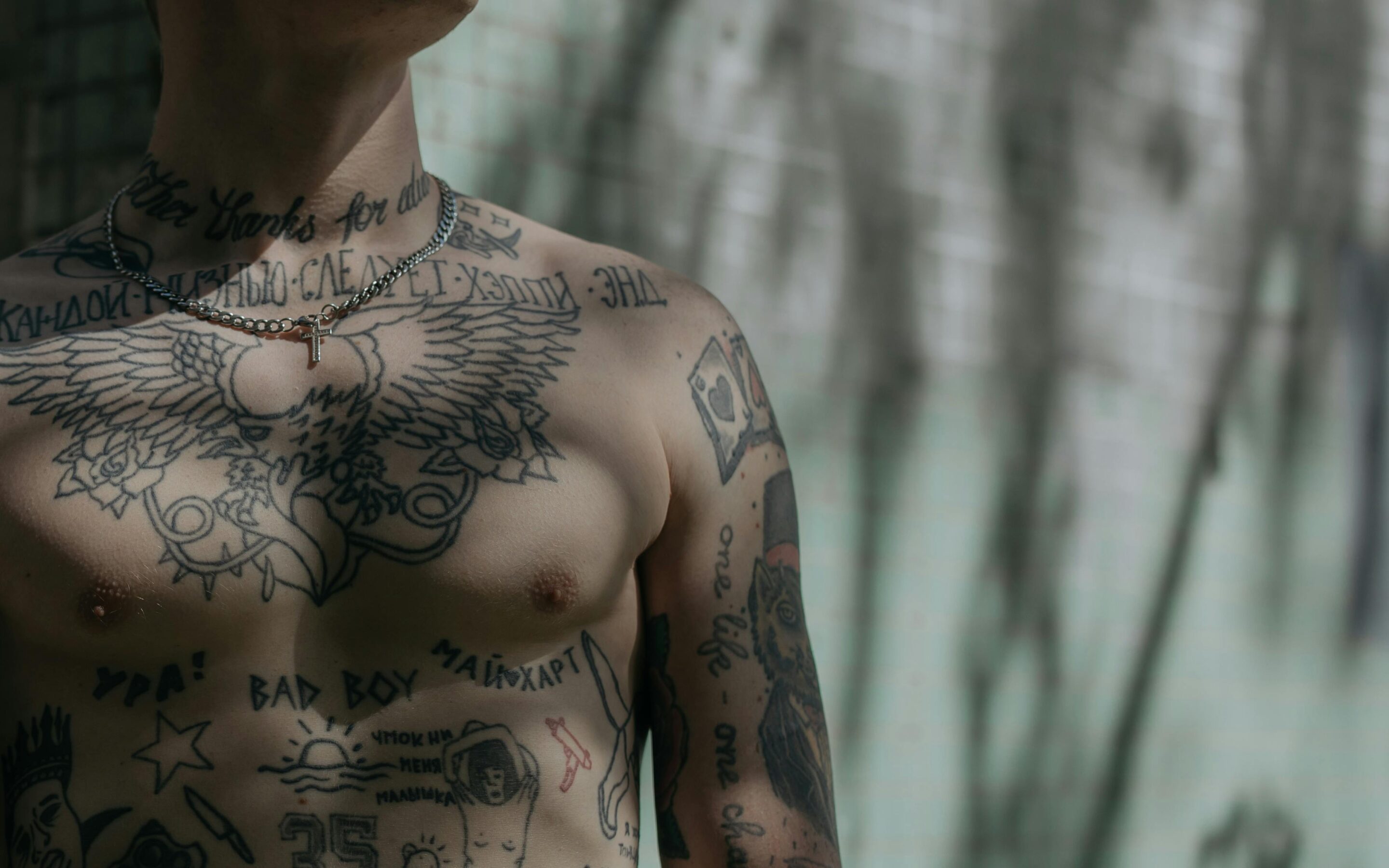 Powikłania po tatuażu: reakcja alergiczna, obrzęk, a nawet kurzajki. Jak ich uniknąć? [WIDEO]