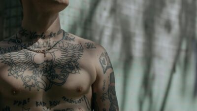 Powikłania po tatuażu: reakcja alergiczna, obrzęk, a nawet kurzajki. Jak ich uniknąć? [WIDEO]