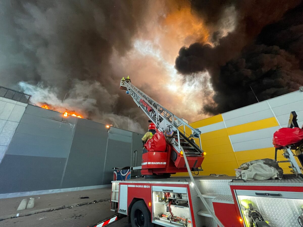 Strażacy gaszący pożar na Mrywilskiej 44