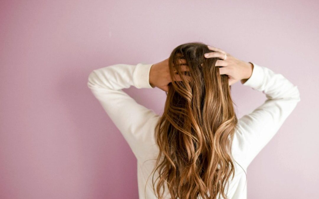 Wypadanie włosów – kiedy zacząć się martwić i skonsultować z dermatologiem?