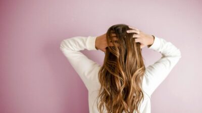Wypadanie włosów – kiedy zacząć się martwić i skonsultować z dermatologiem?