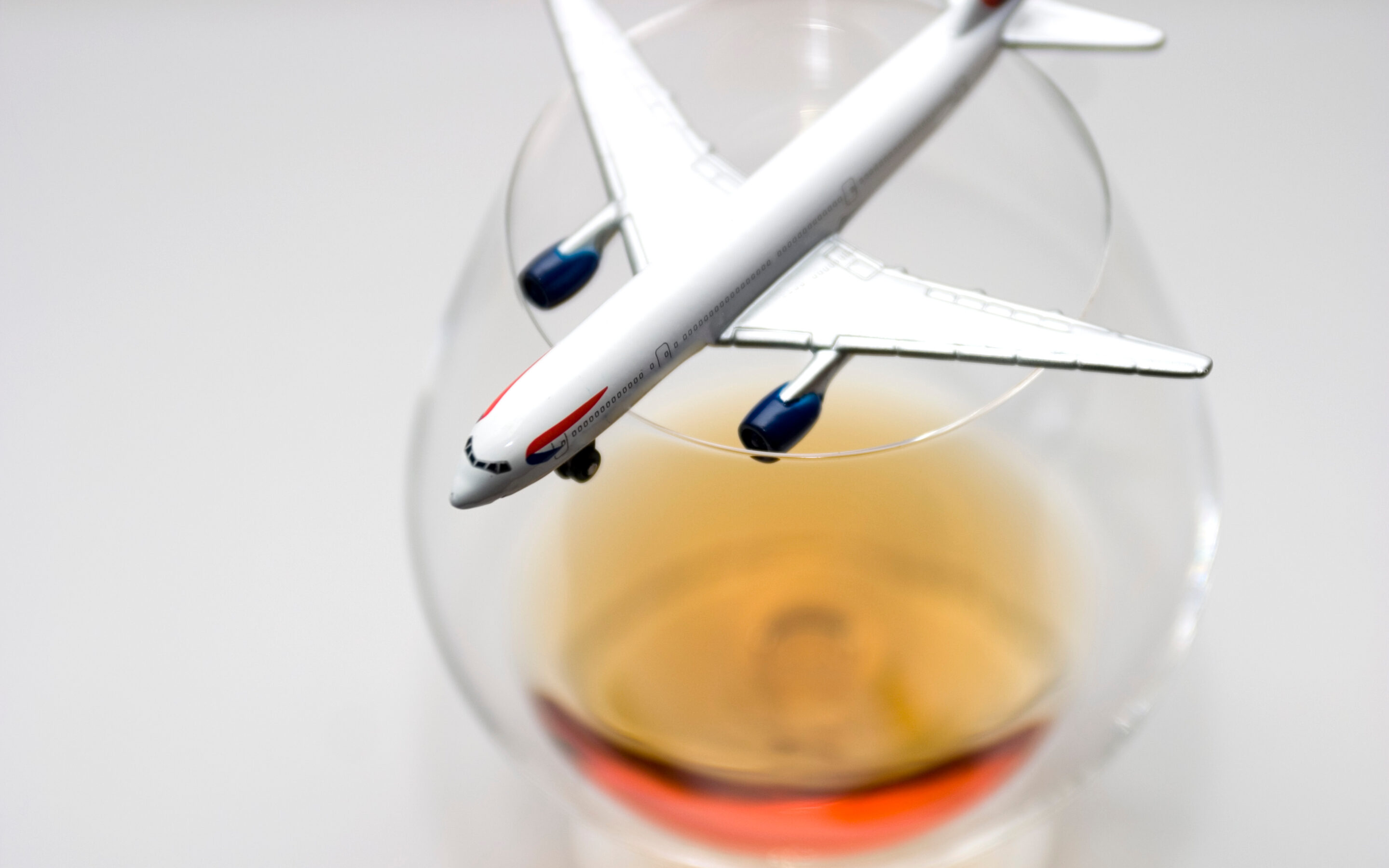 Alkohol w samolocie działa na organizm inaczej niż na ziemi