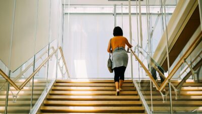 Czy wchodzenie po schodach jest zdrowe? Tak – i może wydłużyć życie