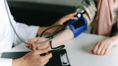 Złośliwe nadciśnienie tętnicze: ciśnienie rośnie powyżej 180/120 mmHg i zaczyna się kaskada komplikacji