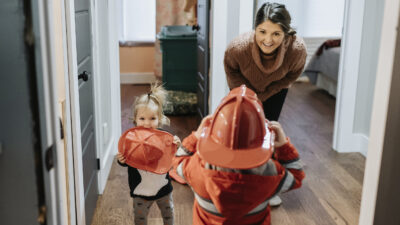 Bezpieczeństwo dziecka w domu – kluczowe zasady i nauka przez zabawę