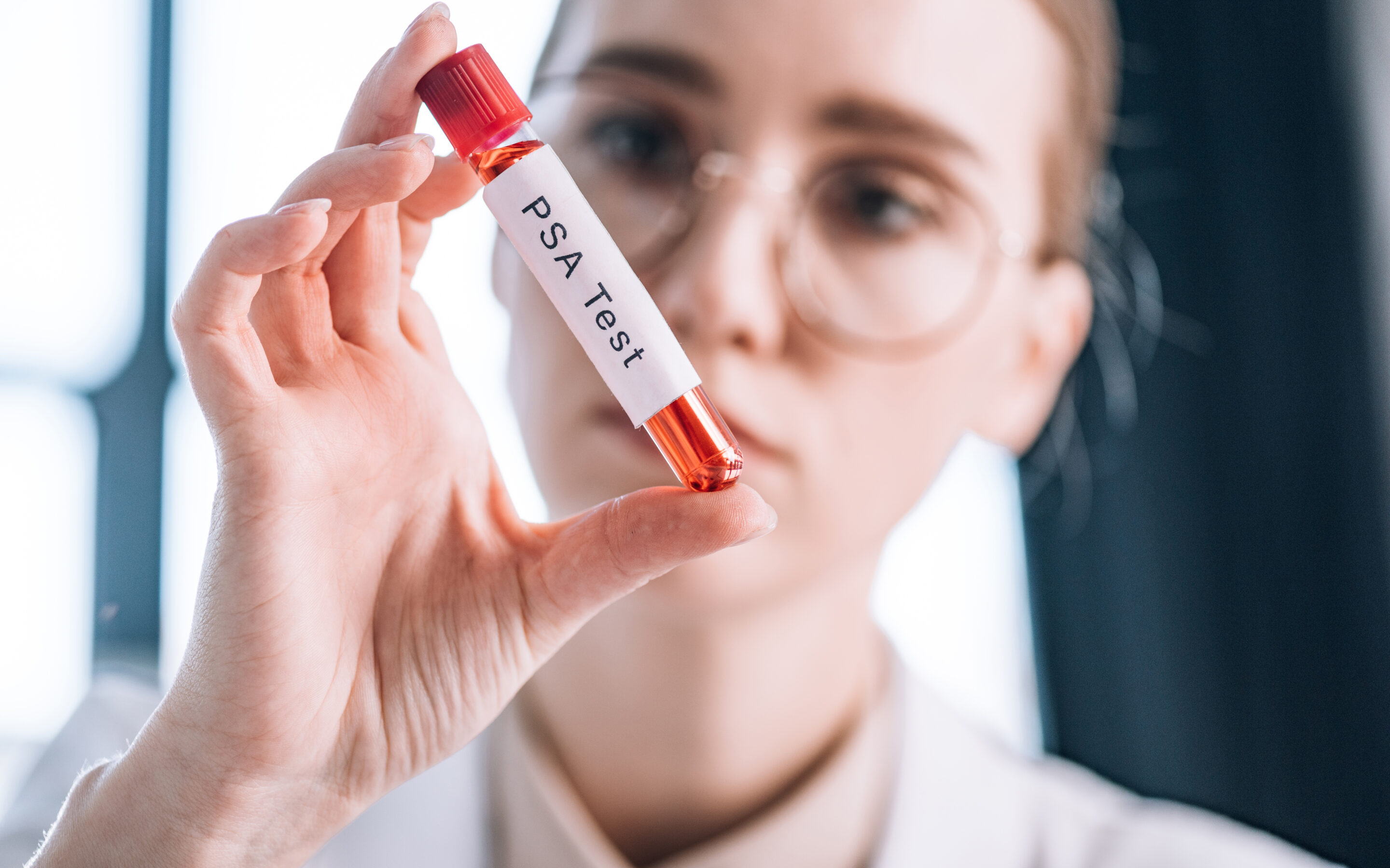 Rak prostaty to nie wyrok. Hirek Wrona apeluje: „Panowie, badajcie PSA!”