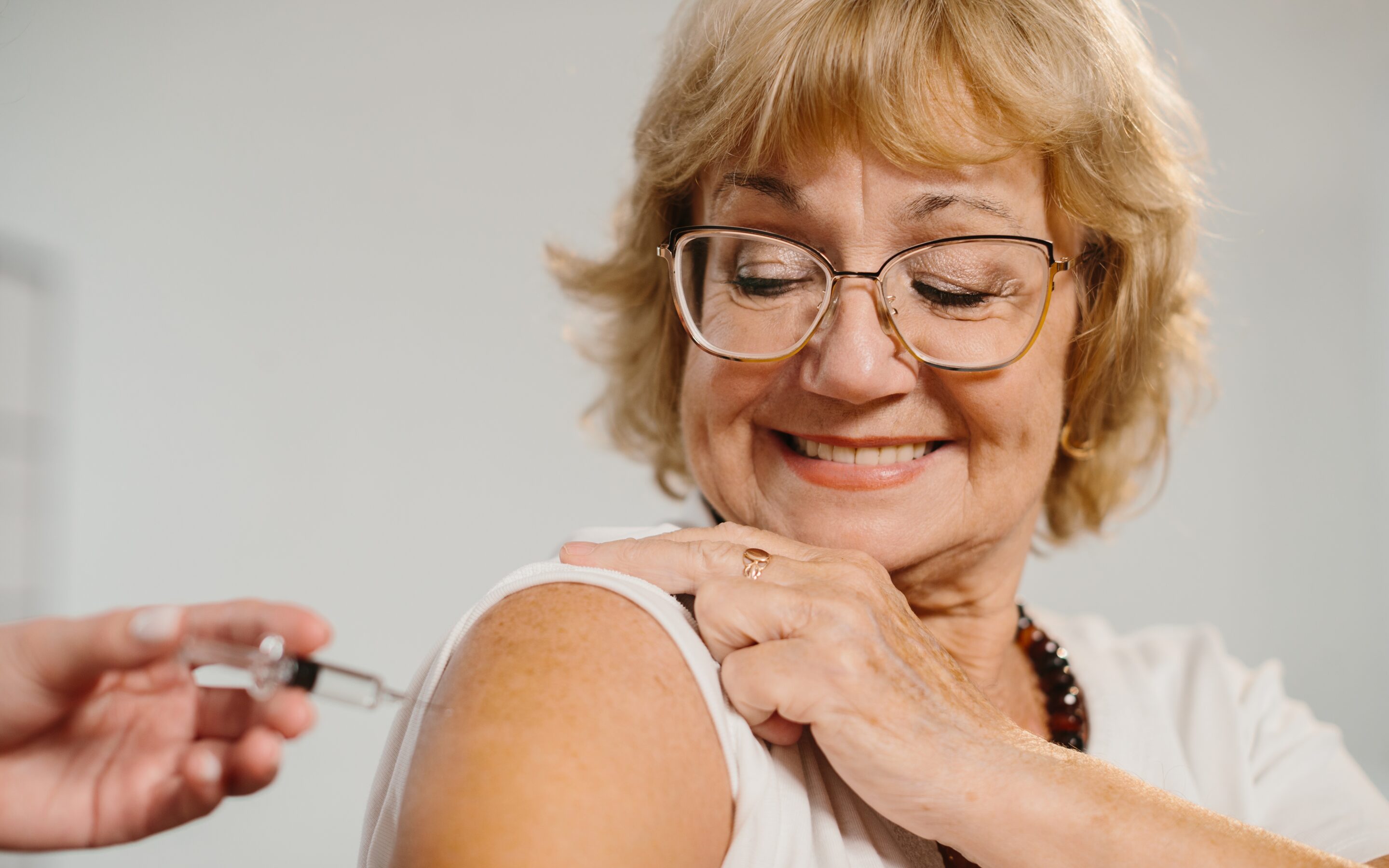 Seniorzy chcą się szczepić, ale potrzebują edukacji i łatwiejszego dostępu. Wnioski z raportu Fundacji My Pacjenci