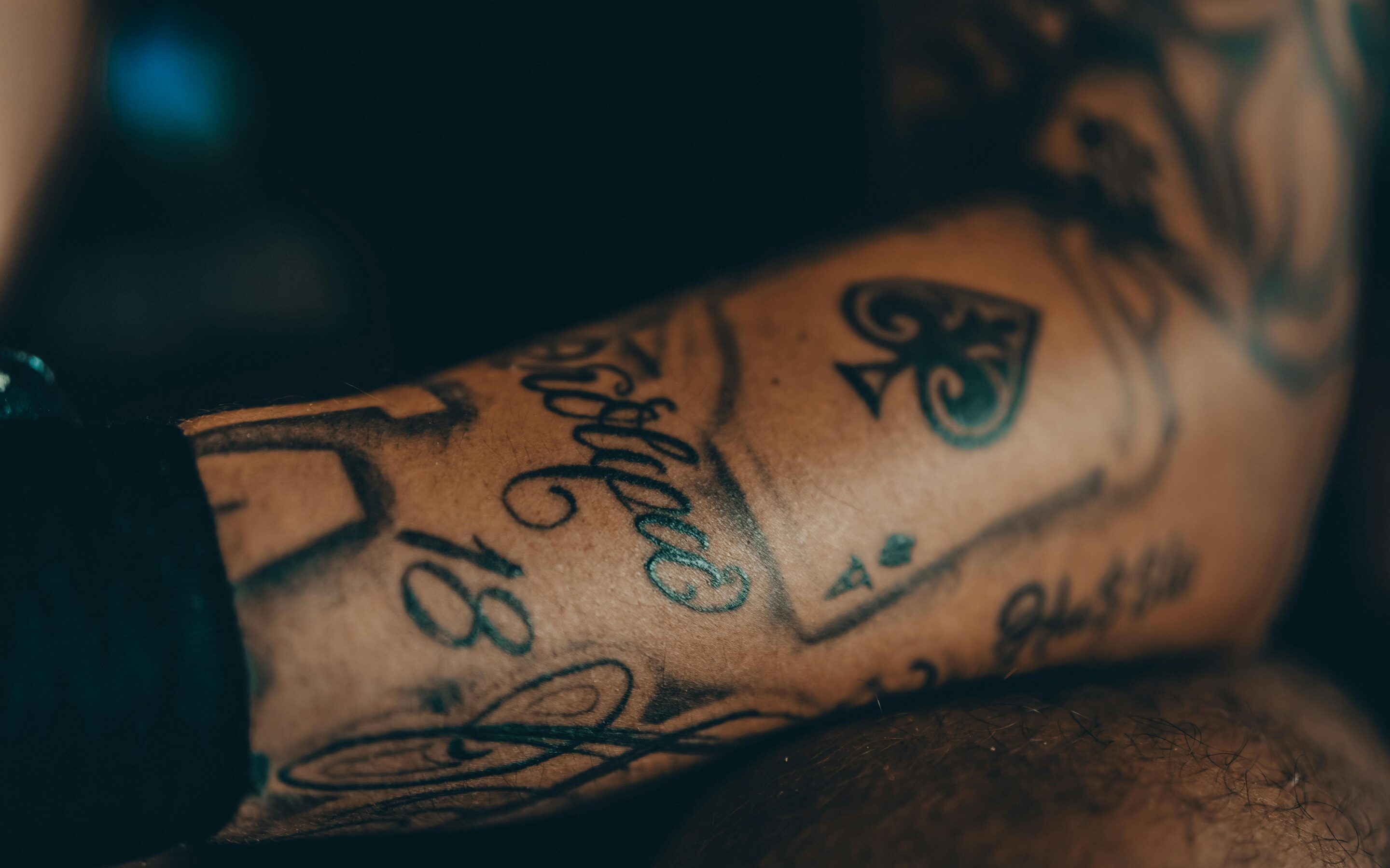 Tatuaże a odporność. Co dzieje się w organizmie po wykonaniu tatuażu