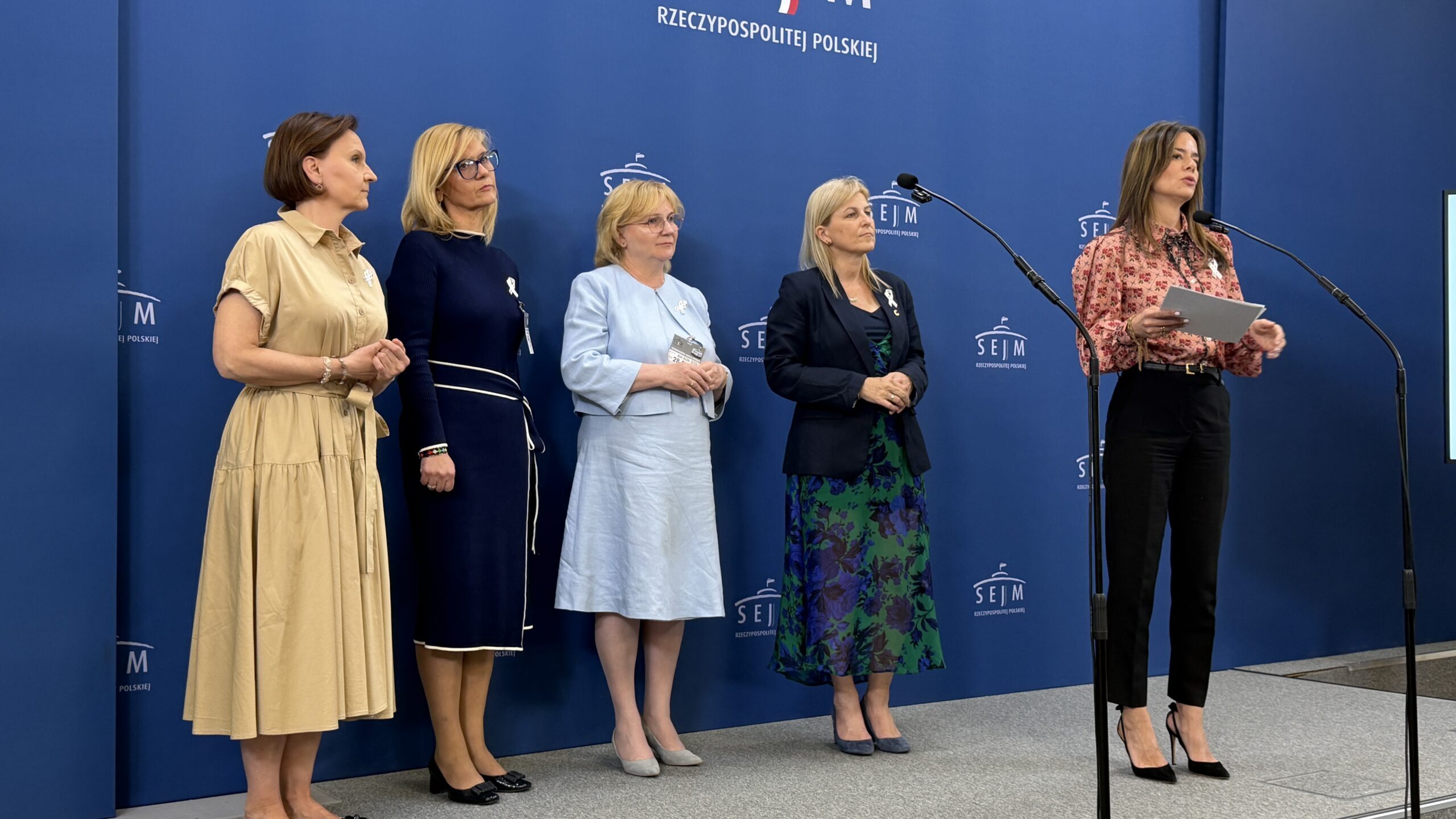 Od lewej: Marta Pawłowska, Elżbieta Brzozowska, prof. Małgorzata Myśliwiec, posłanka Barbara Okuła, posłanka Aleksnadra Leo.