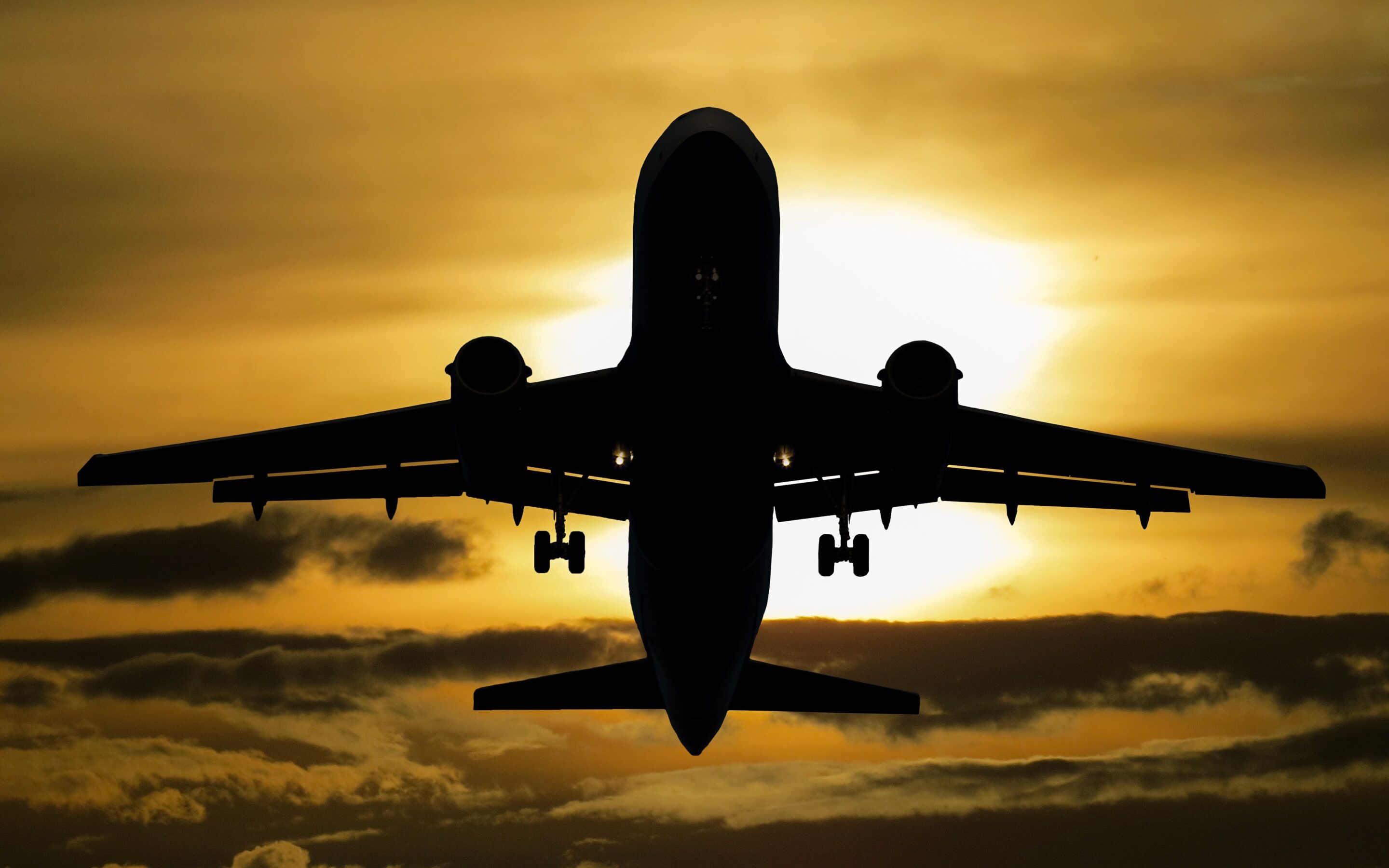 Jetlag – czym jest i jak skutecznie ograniczyć jego skutki? Eksperci wyjaśniają